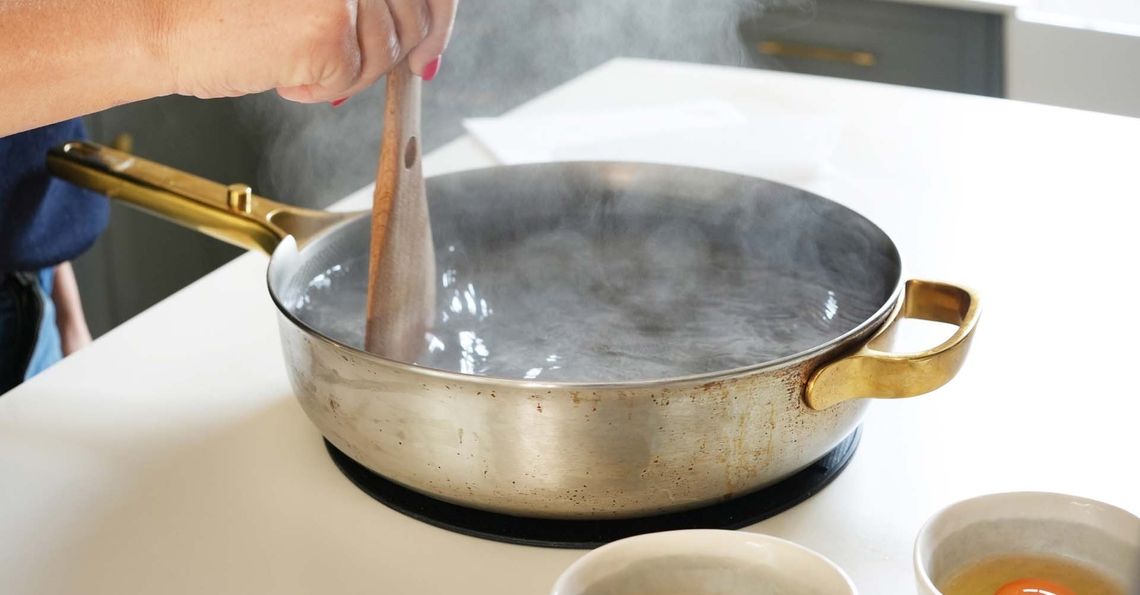 Creating a whirlpool for poaching eggs